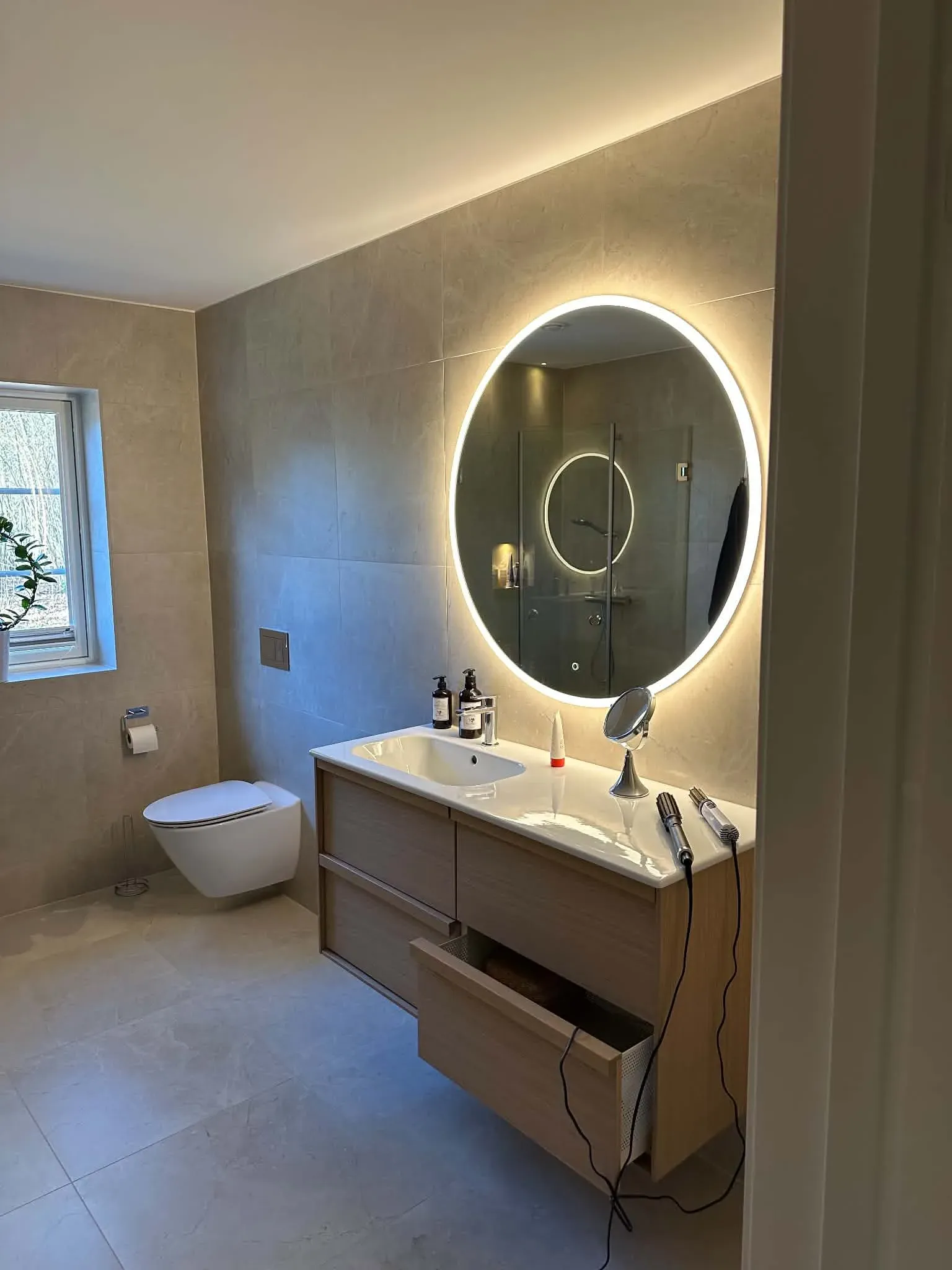 Badrum med belyst LED-spegel och infälld belysning, elinstallation av LEVel Elinstallationer i Skåne