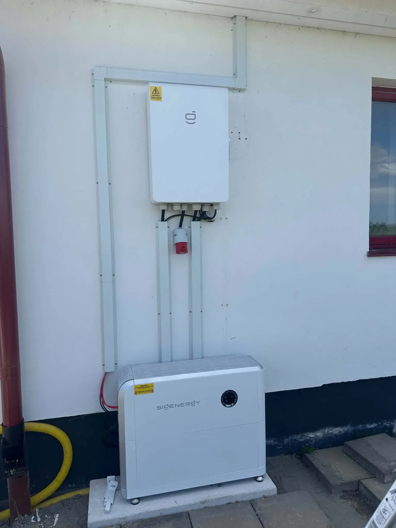 Växelriktare och batterilager installerat på villafasad i Skåne