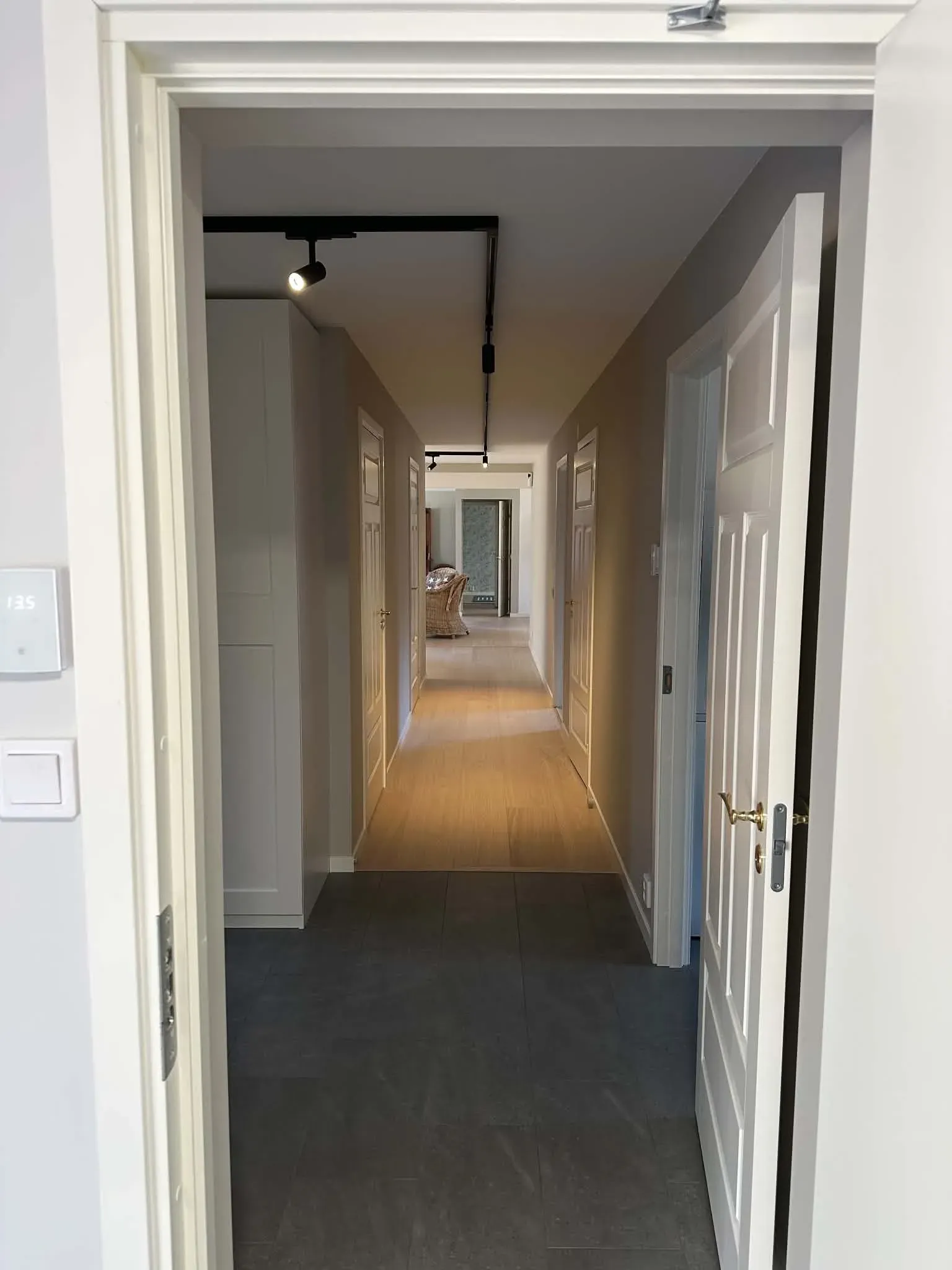 Hall med spotlights på skena, elinstallation av LEVel Elinstallationer