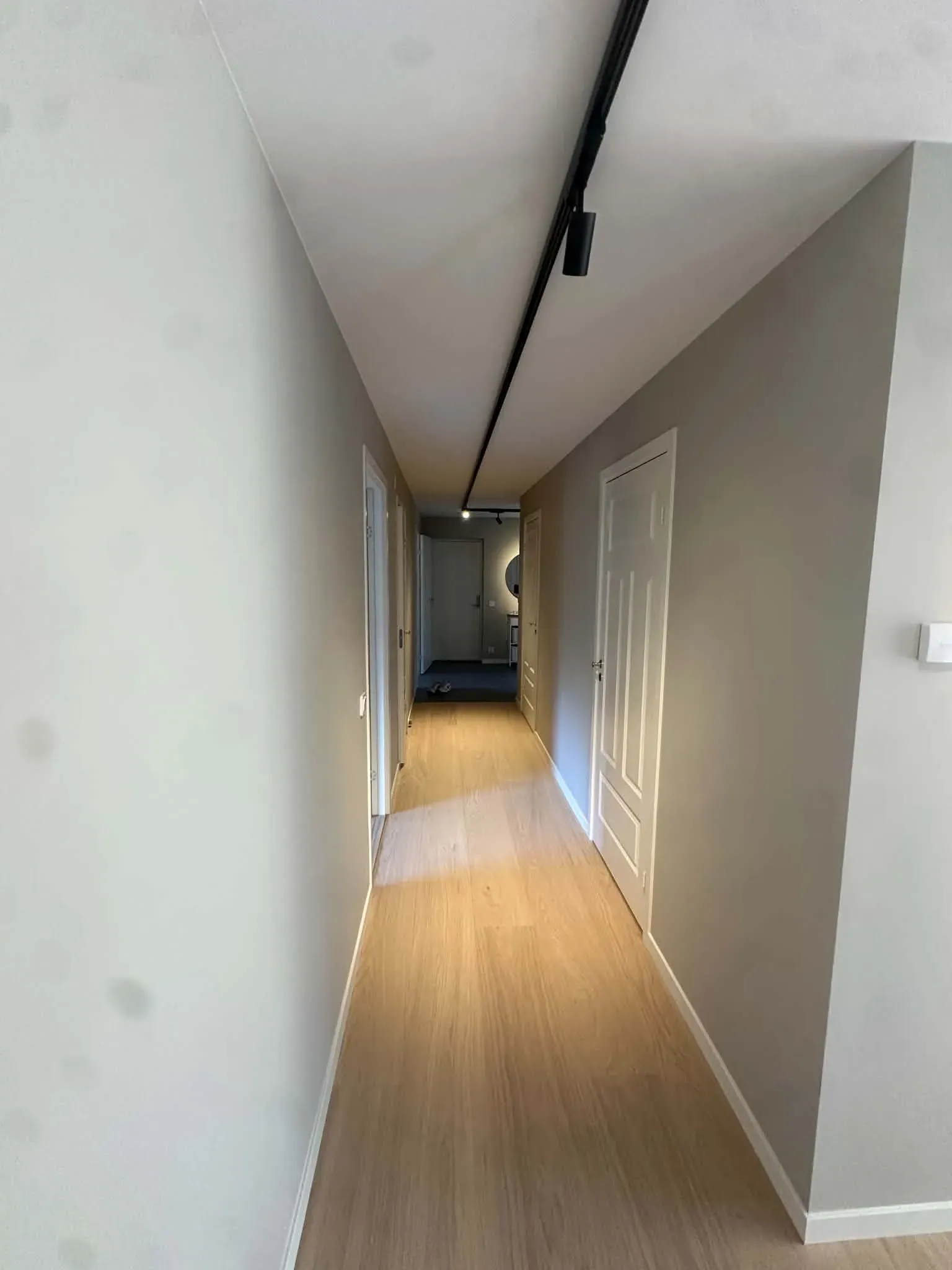 Korridor med belysning på skena, elinstallation av LEVel Elinstallationer i Skåne